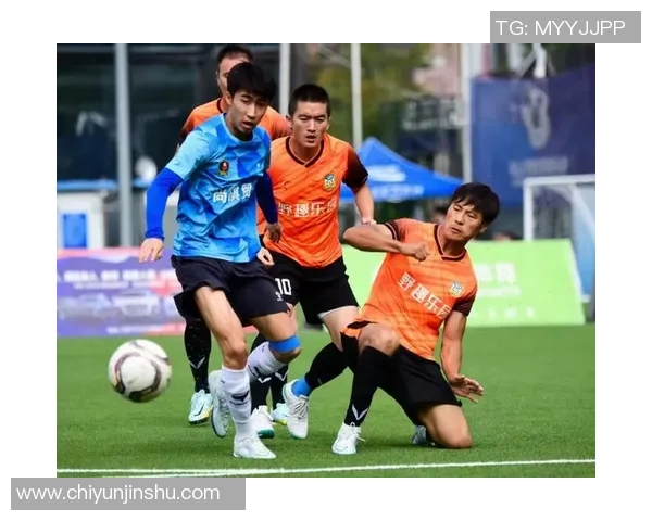 大连人对决重庆人激战正酣双方全力争胜展现足球激情与团队精神